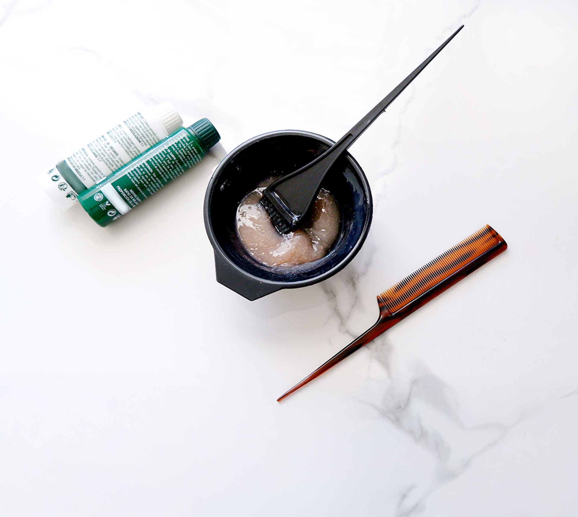 カラー剤とコーム